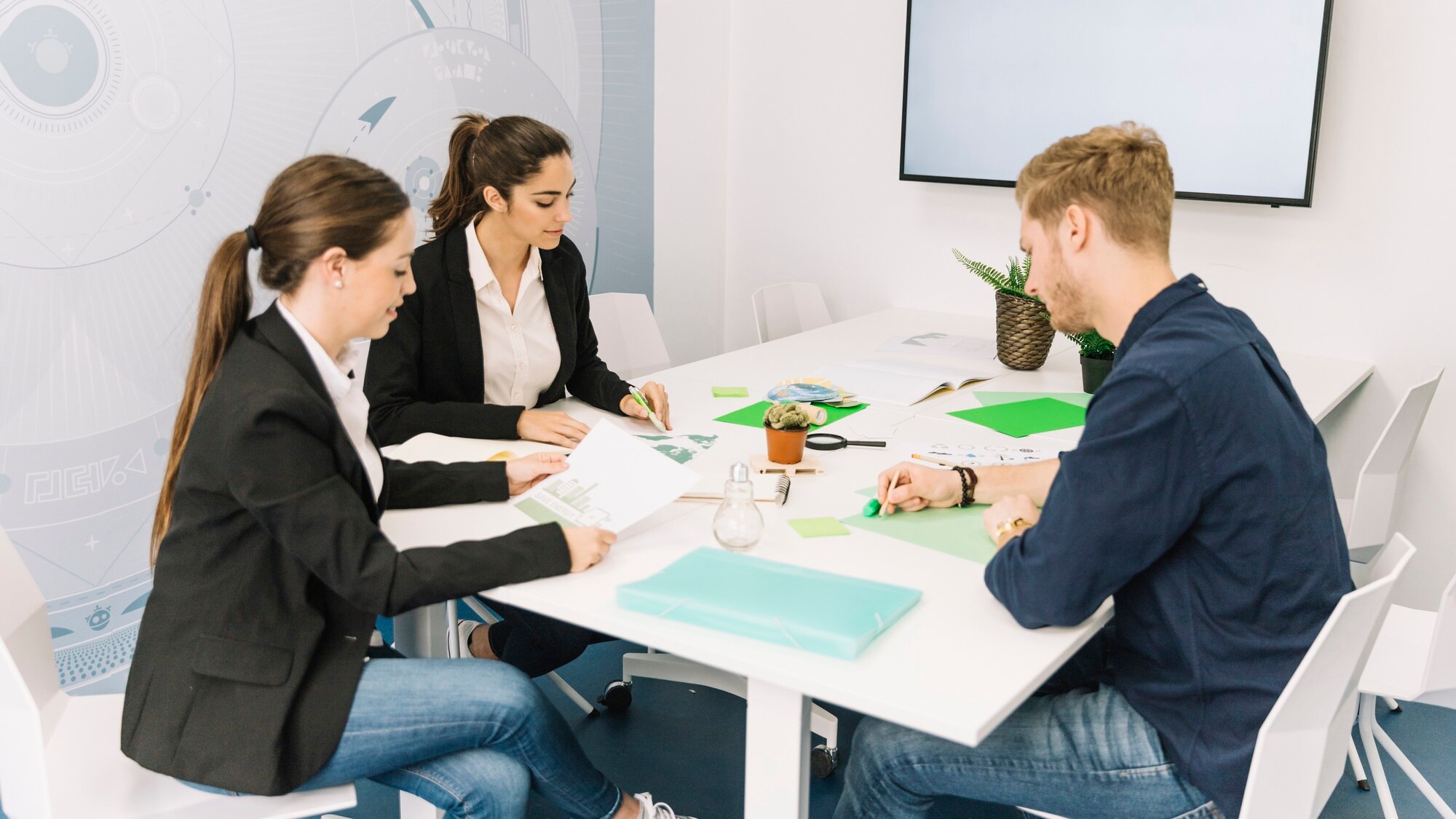 grupo jovenes empresarios que trabajan lugar trabajo 23 2147826626